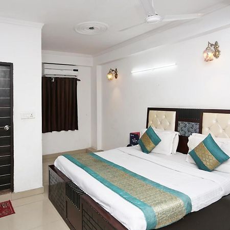 Hotel Oyo 8253 Golden Heights à New Delhi Extérieur photo