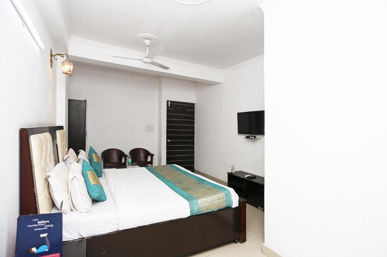 Hotel Oyo 8253 Golden Heights à New Delhi Extérieur photo