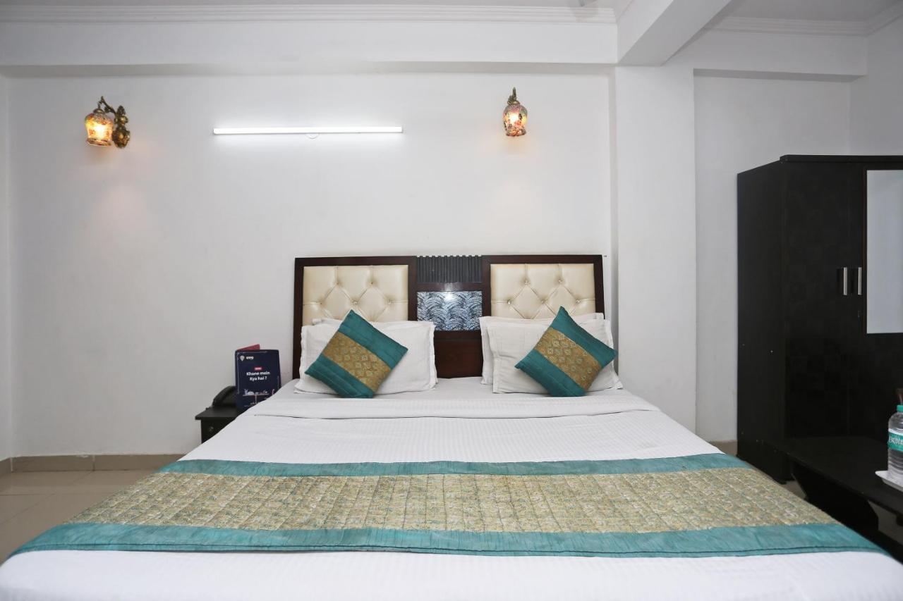 Hotel Oyo 8253 Golden Heights à New Delhi Extérieur photo