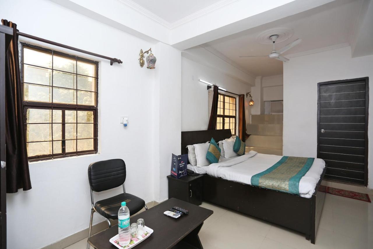 Hotel Oyo 8253 Golden Heights à New Delhi Extérieur photo