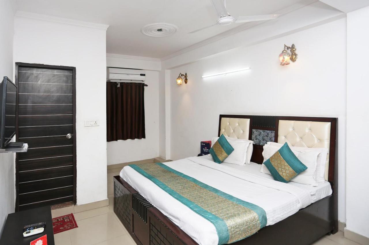 Hotel Oyo 8253 Golden Heights à New Delhi Extérieur photo