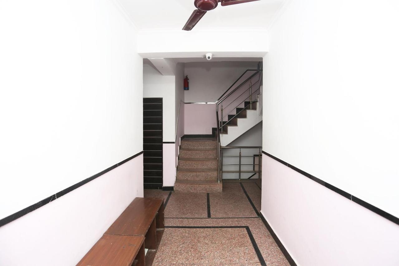 Hotel Oyo 8253 Golden Heights à New Delhi Extérieur photo
