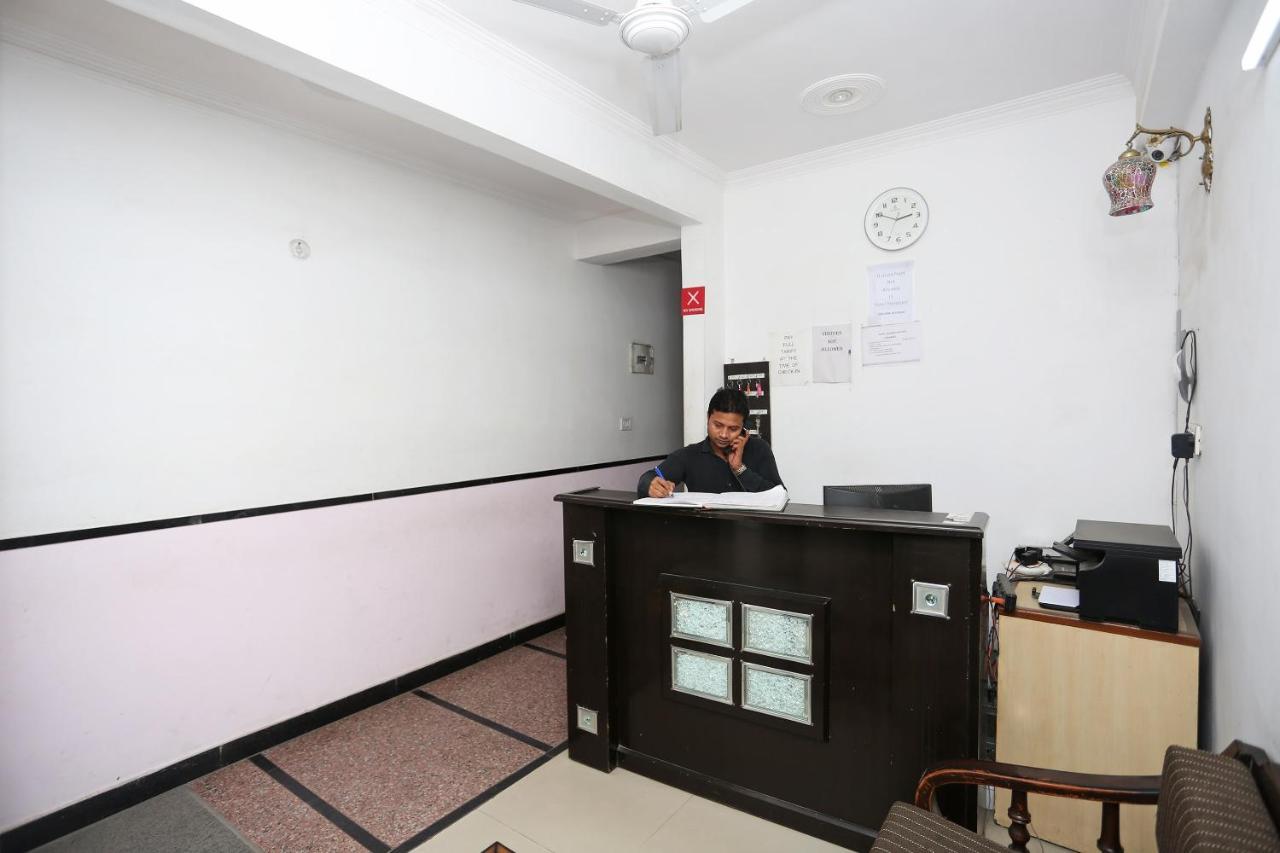 Hotel Oyo 8253 Golden Heights à New Delhi Extérieur photo