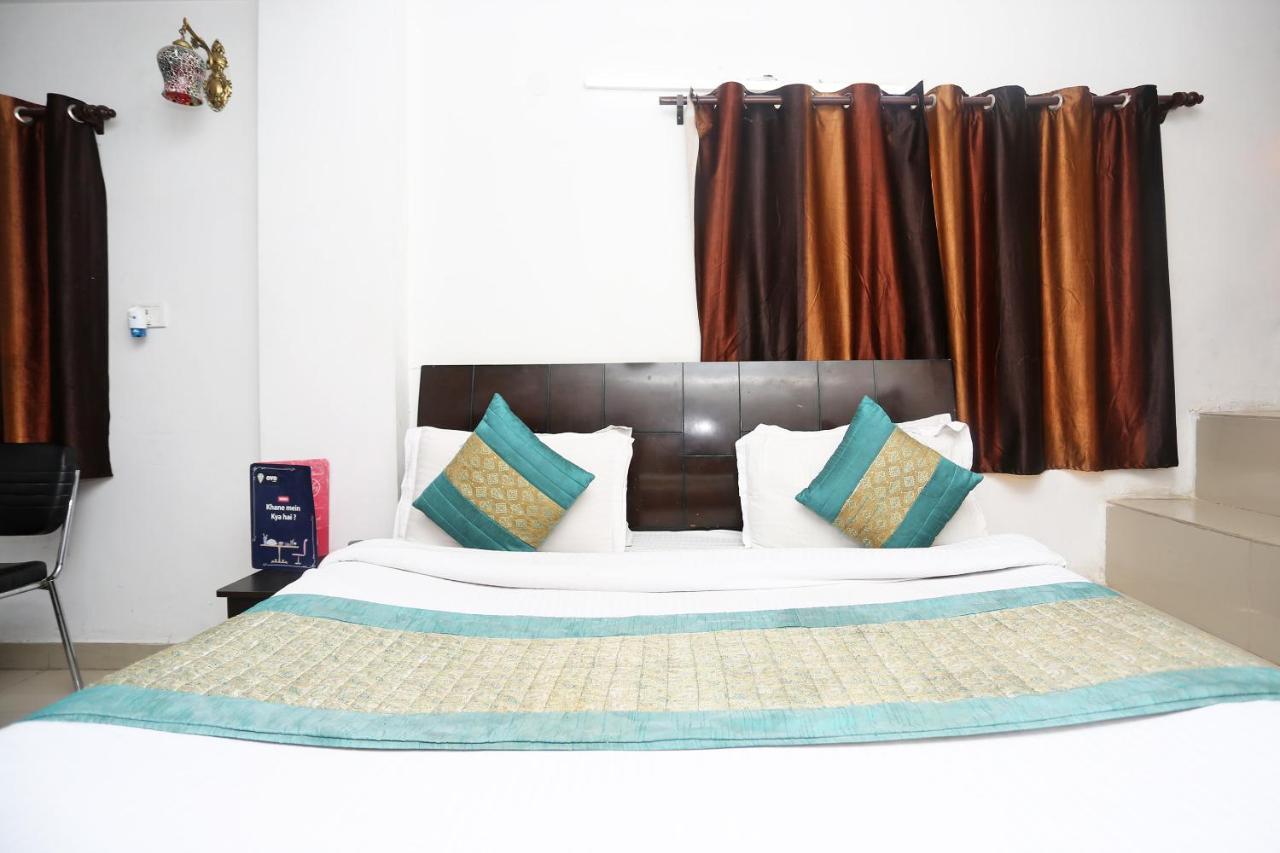 Hotel Oyo 8253 Golden Heights à New Delhi Extérieur photo