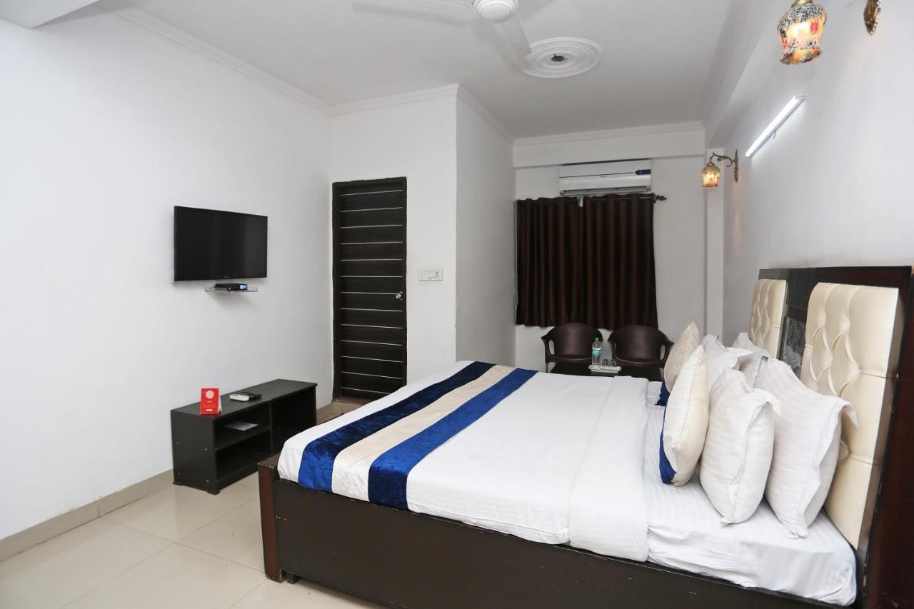 Hotel Oyo 8253 Golden Heights à New Delhi Extérieur photo