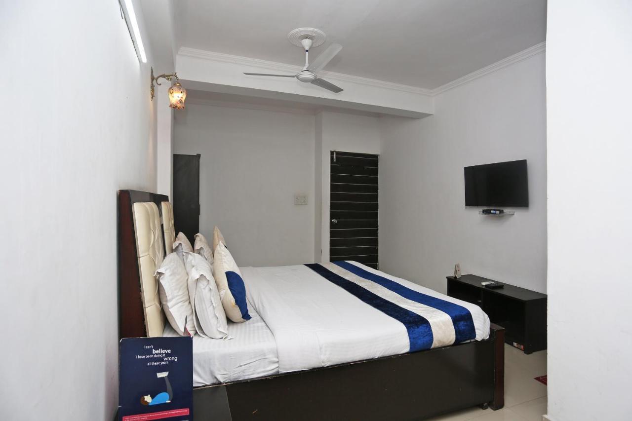Hotel Oyo 8253 Golden Heights à New Delhi Extérieur photo