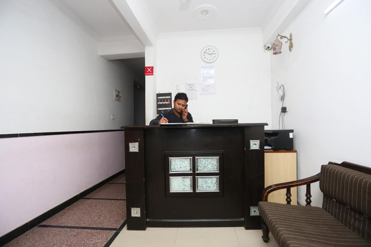 Hotel Oyo 8253 Golden Heights à New Delhi Extérieur photo