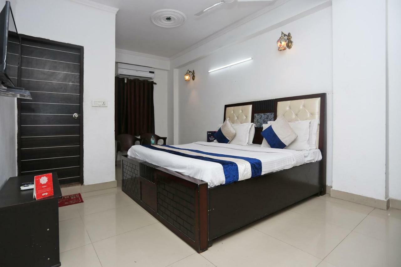 Hotel Oyo 8253 Golden Heights à New Delhi Extérieur photo