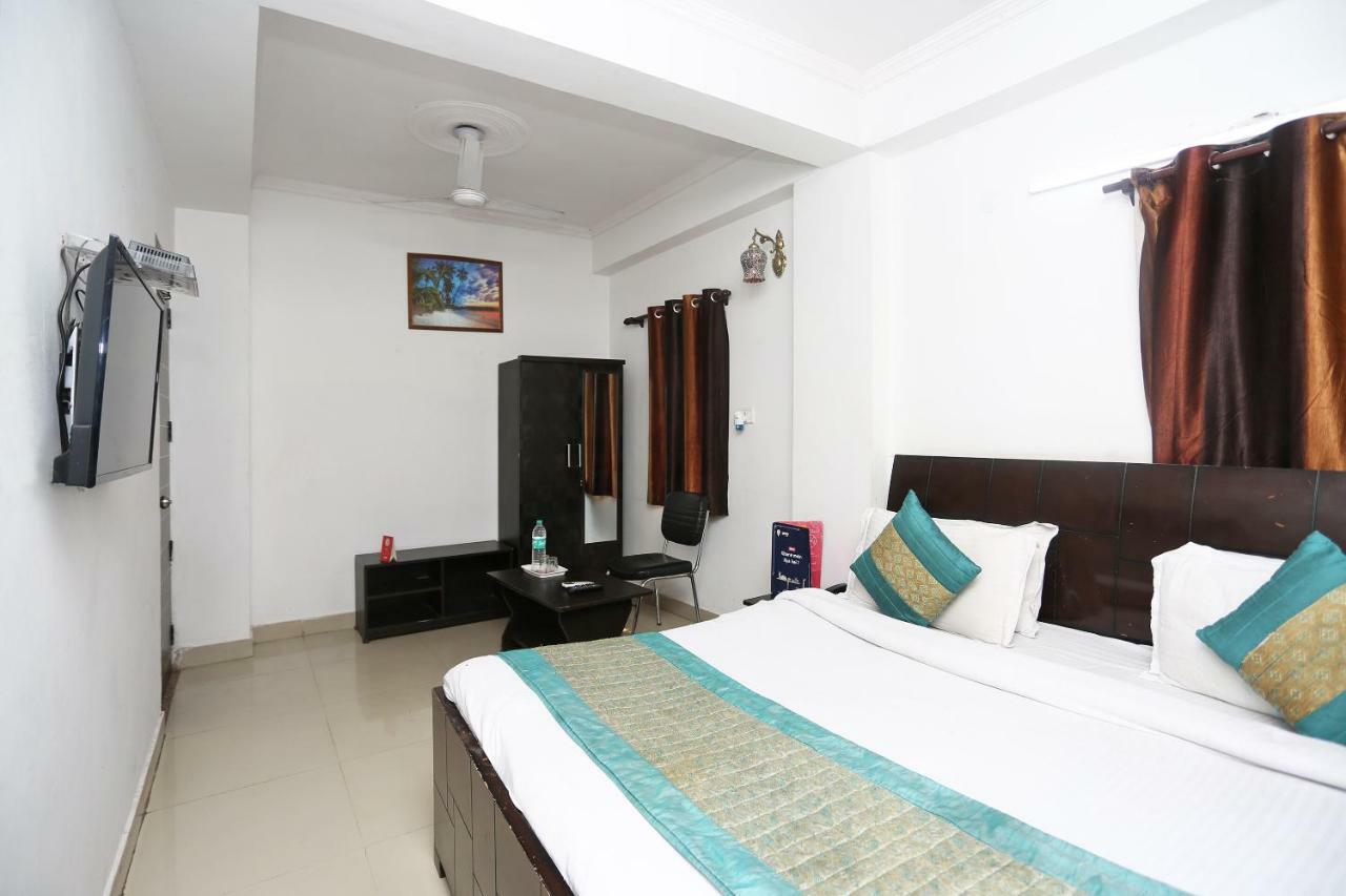 Hotel Oyo 8253 Golden Heights à New Delhi Extérieur photo
