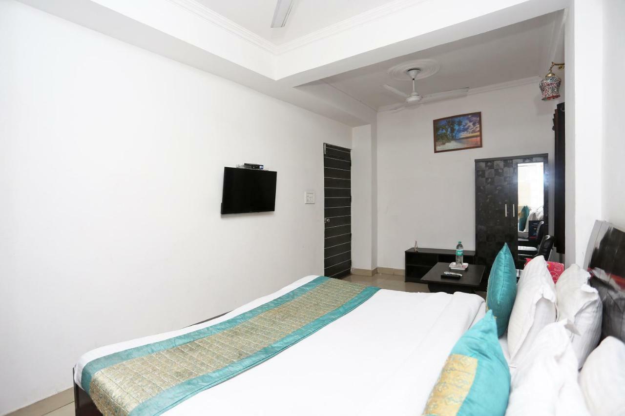 Hotel Oyo 8253 Golden Heights à New Delhi Extérieur photo