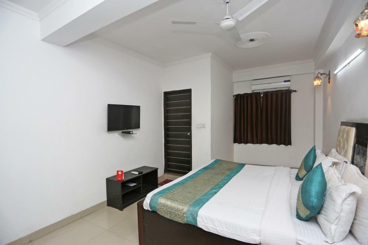 Hotel Oyo 8253 Golden Heights à New Delhi Extérieur photo